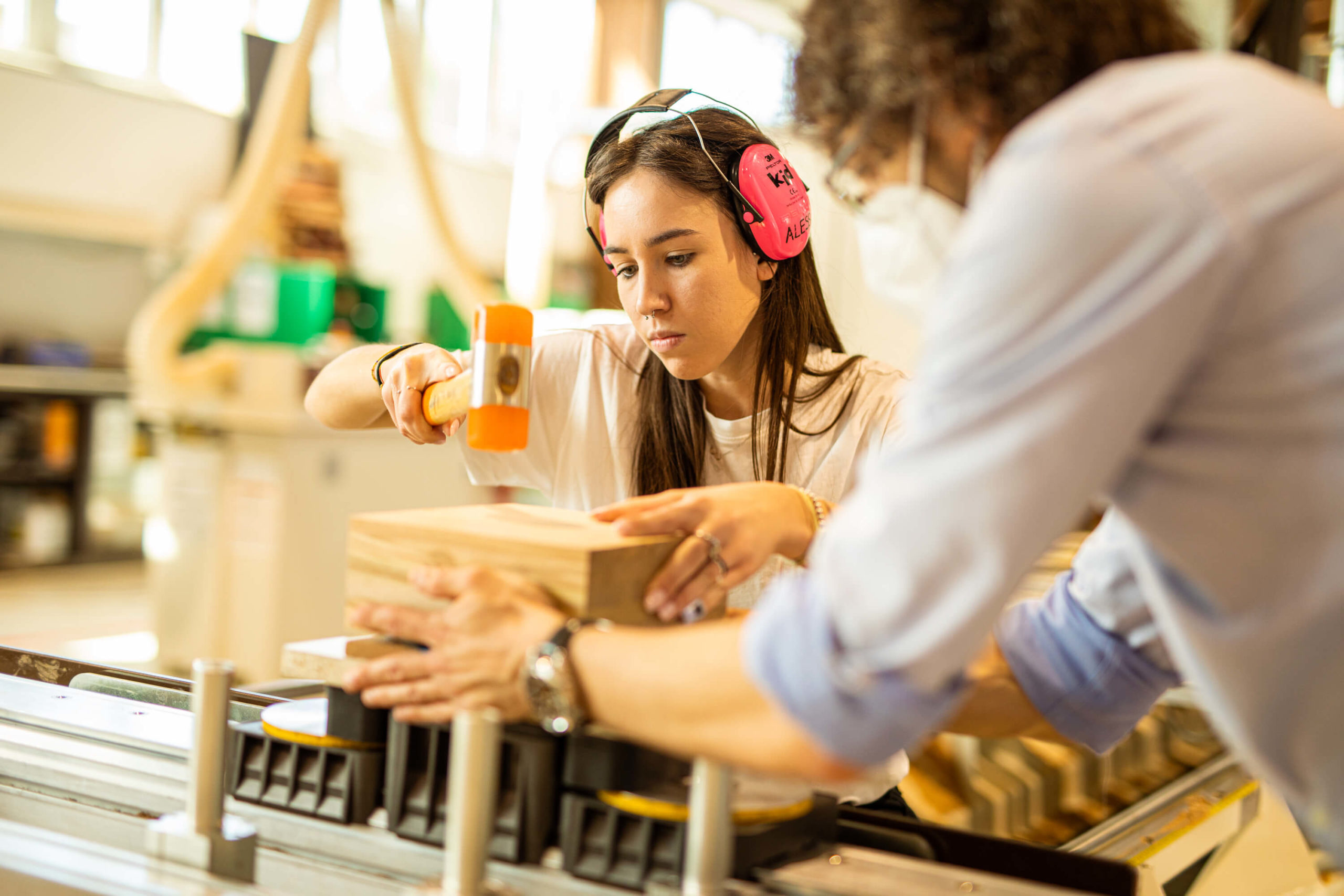 Legno e tecnologia: le professioni del futuro nascono nei laboratori