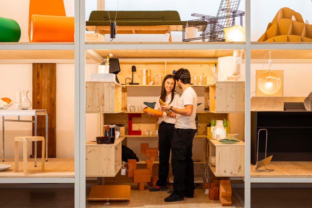 La Collezione Permanente SaloneSatellite presso l'Artwood Academy rappresenta un'eccezionale finestra sul mondo del design contemporaneo.