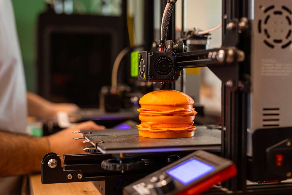 Dal CAD al taglio laser: il flusso digitale sostenibile insegnato nei laboratori Artwood. Scopri come la prototipazione del legno riduce gli sprechi e innova il design.